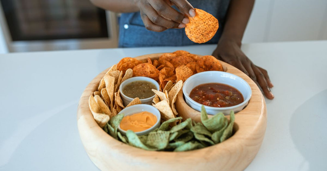 Eine Schüssel mit knusprigen Protein-Chips und gesunden Snacks, perfekt für die besten Chips & Snacks 2026 in Deutschland.