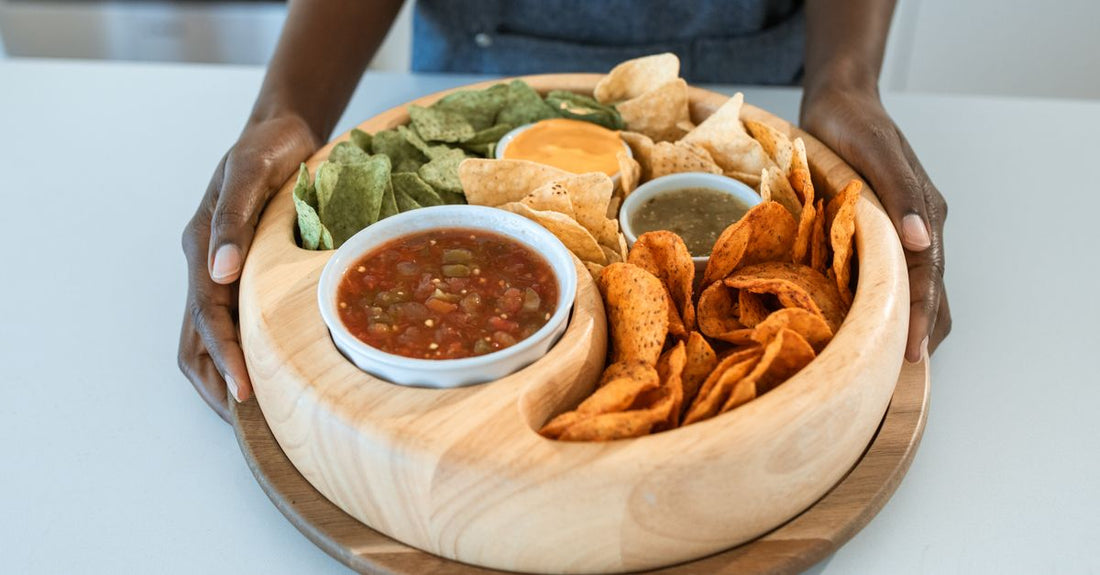 Eine Schüssel mit proteinreichen Chips als Beispiel für die besten Chips & Snacks 2026
