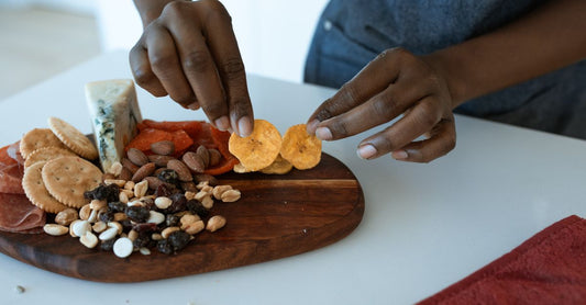 Verschiedene gesunde Snacks wie Proteinriegel und Chips in einer Schale, Chips & Snacks Kaufberatung