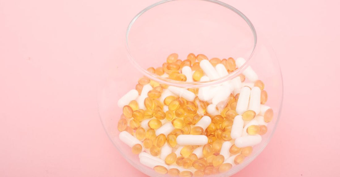 Best Vitamin E 2026: Glasflasche mit Vitamin-E-Kapseln auf hellem Hintergrund