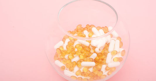 Best Vitamin E 2026: Glasflasche mit Vitamin-E-Kapseln auf hellem Hintergrund