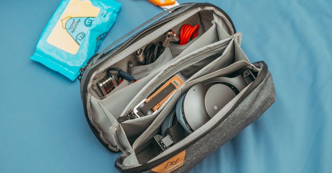 How to choose Organizers & Travel Kits: Ein flach liegendes Set aus durchsichtigen Kosmetiktaschen mit Vitaminprodukten und Reiseutensilien