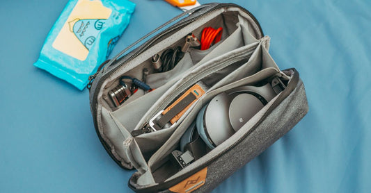 How to choose Organizers & Travel Kits: Ein flach liegendes Set aus durchsichtigen Kosmetiktaschen mit Vitaminprodukten und Reiseutensilien