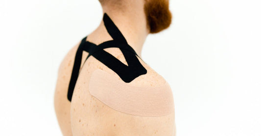 Elastische Bandage bei Verstauchungen richtig wickeln – eine weiße elastische Binde auf einem neutralen Hintergrund.