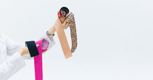 Verschiedene Rollen medizinisches Klebeband für den First Aid Tape Buying Guide auf einem weißen Hintergrund.