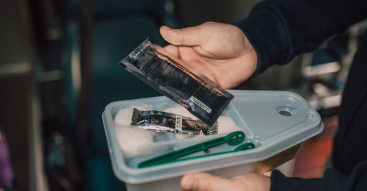 Ein steril verpacktes Burn-Care-Set mit Wundauflagen und Verbänden zur Erstversorgung von Verbrennungen, wie man sie zur Auswahl der richtigen Brandwundenpflege benötigt.