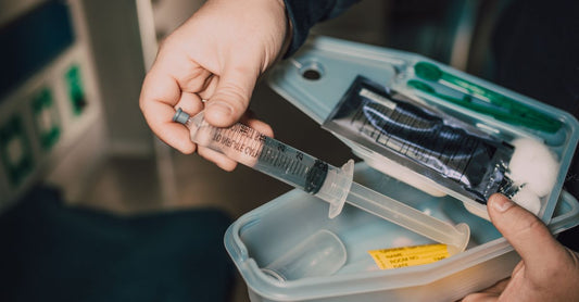 Ein geöffnetes Erste-Hilfe-Set mit sichtbaren sterilen Kompressen und Verbänden – how to choose first aid kits