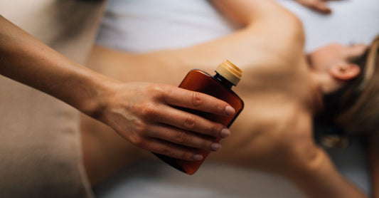 Massageöl zur Entspannung beste Flasche auf einem Wellness-Tisch
