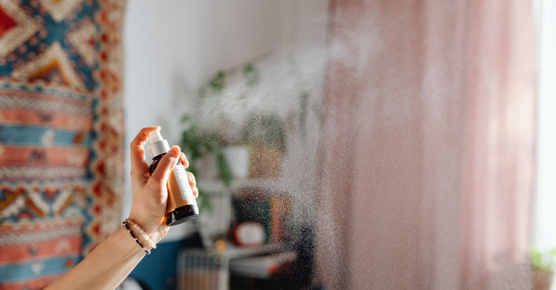 Body Sprays Buying Guide: Flasche eines hochwertigen Körpersprays auf Marmoruntergrund