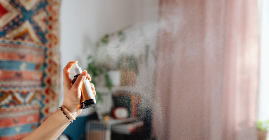 Body Sprays Buying Guide: Flasche eines hochwertigen Körpersprays auf Marmoruntergrund