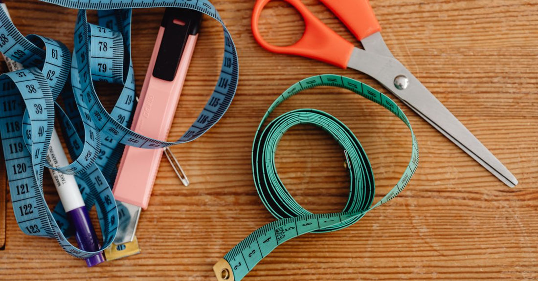 Shears Buying Guide: Drei hochwertige Scheren auf einem Holztisch nebeneinander