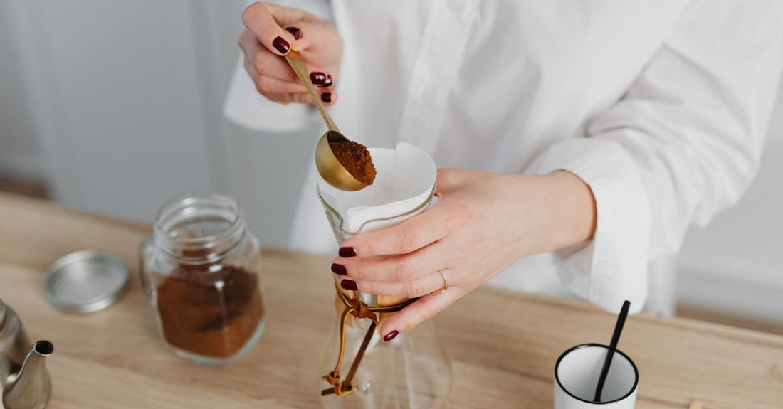 Bestes Pre-Workout 2026: Pulver und Shaker auf dunklem Hintergrund