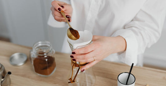 Bestes Pre-Workout 2026: Pulver und Shaker auf dunklem Hintergrund