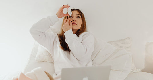 Eine Flasche feuchtigkeitsspendende Augentropfen auf weißem Hintergrund – how to choose moisturizing eye drops