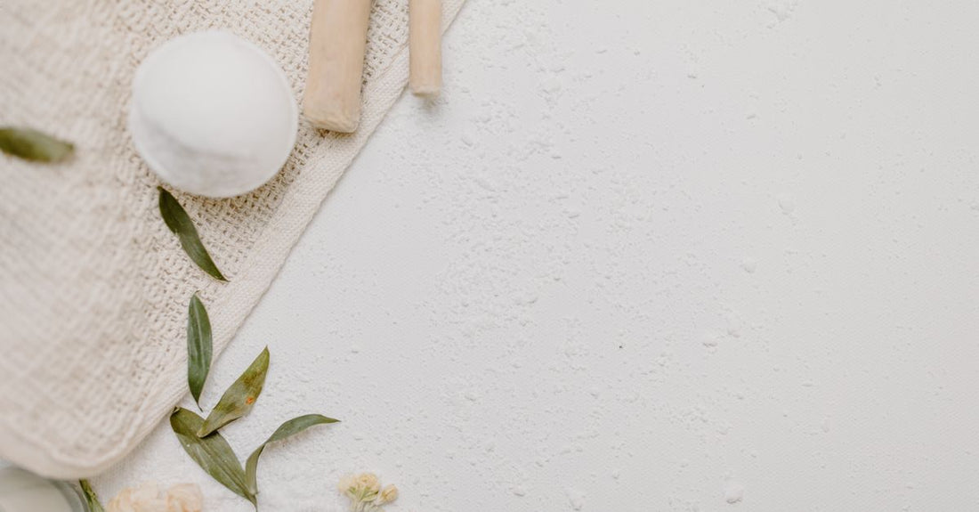 Hochwertige Reinigungstücher, Cleanser und Cremes auf einem hellen Holztisch – Cleansers, Cloths & Creams Buying Guide