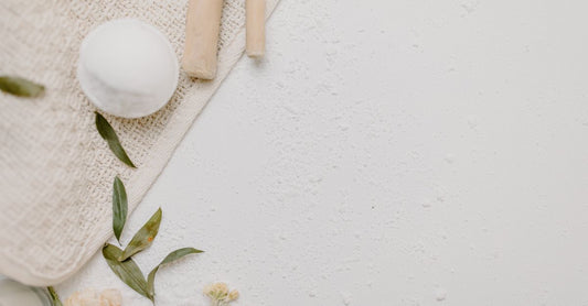 Hochwertige Reinigungstücher, Cleanser und Cremes auf einem hellen Holztisch – Cleansers, Cloths & Creams Buying Guide