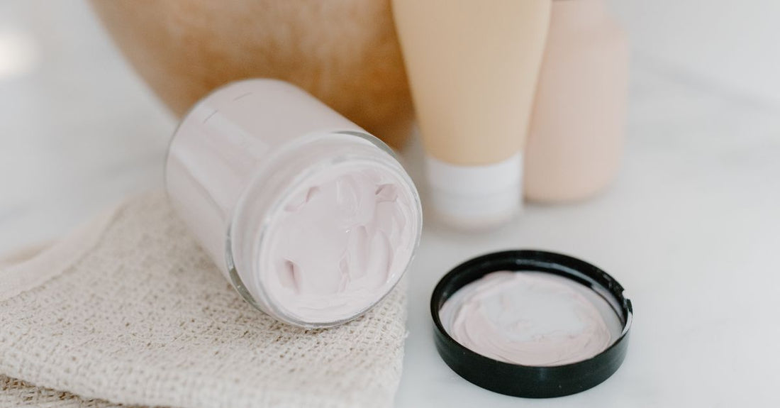 Feuchtigkeitscreme-Tiegel auf weißem Hintergrund für Moisturizers Buying Guide 2026