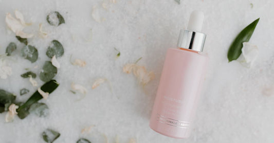 Protein-Serum-Flasche auf Marmoruntergrund für Hautpflege-Routine