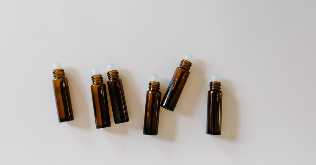 Verschiedene Roller Bottles aus Glas mit Edelstahlrollkugeln auf einem weißen Hintergrund – where to buy roller bottles online
