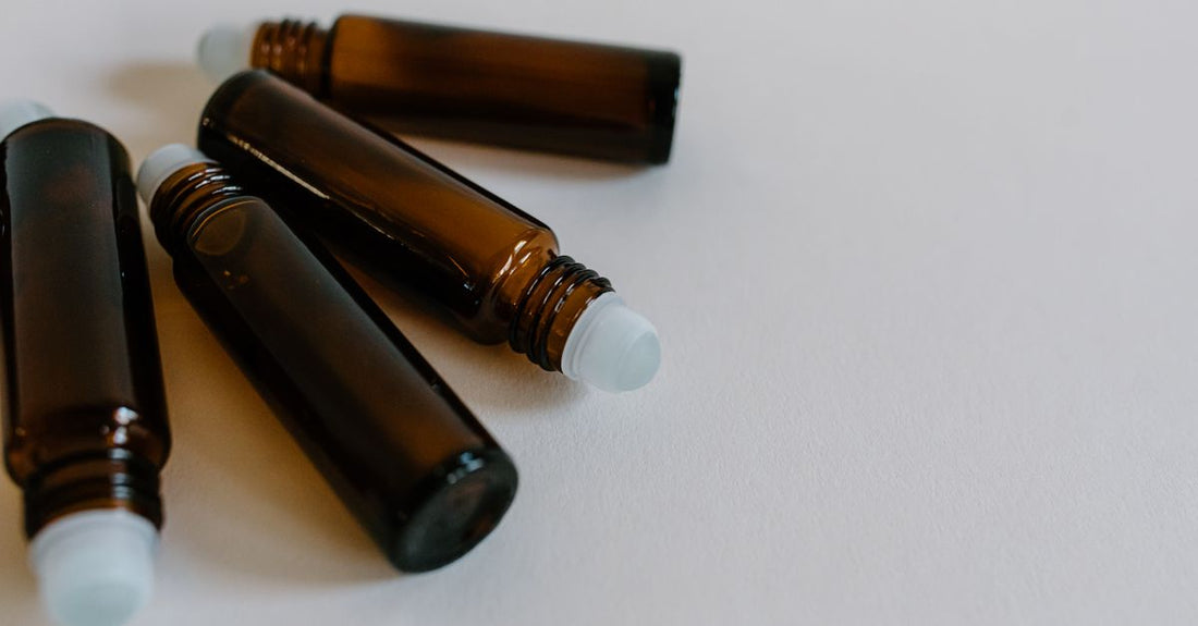 Mehrere transparente Roller Bottles mit Edelstahlkugeln auf einem Holztisch – perfektes Bild für den Roller Bottles Buying Guide 2026