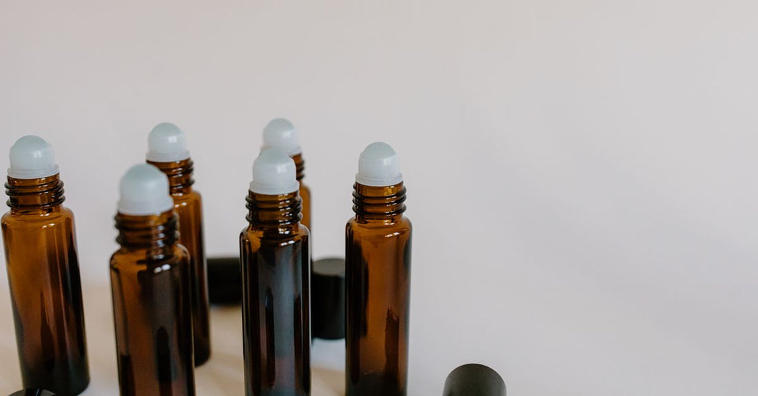 Verschiedene Glas-Roller-Bottles für DIY-Öle und Parfum, ausgewählt nach dem Guide 'how to choose roller bottles'