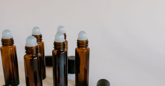 Verschiedene Glas-Roller-Bottles für DIY-Öle und Parfum, ausgewählt nach dem Guide 'how to choose roller bottles'
