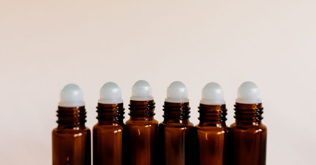 Essential Oil Blends Buying Guide – verschiedene Flaschen mit ätherischen Ölmischungen auf einem Holztisch