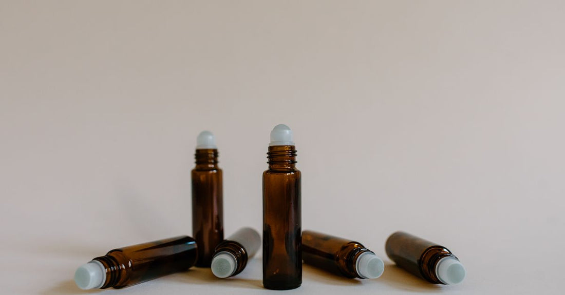 Mehrere farbige Roller Bottles aus dickem Glas mit Edelstahl-Rollkugeln, perfekt für DIY-Parfums und ätherische Öle im Jahr 2026.
