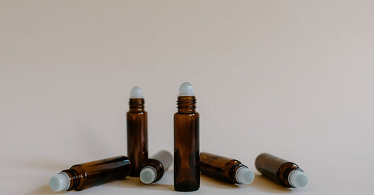 Mehrere farbige Roller Bottles aus dickem Glas mit Edelstahl-Rollkugeln, perfekt für DIY-Parfums und ätherische Öle im Jahr 2026.
