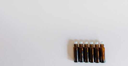 Beste Roll-on-Flaschen 2026 aus dickem Glas mit Edelstahl-Rollkugeln und farbigen Kappen für Aromatherapie und DIY-Kosmetik.