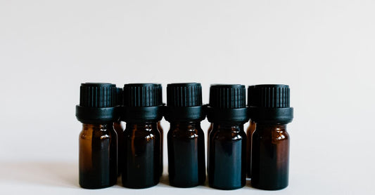 Best Carrier Oils 2026: Verschiedene Flaschen mit natürlichen Trägerölen auf einem Holztisch