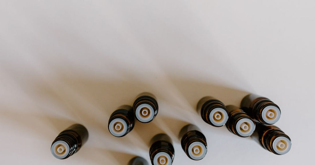 Fläschchen mit essential oil blends for sleep auf einem Nachttisch mit sanftem Licht