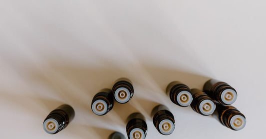 Fläschchen mit essential oil blends for sleep auf einem Nachttisch mit sanftem Licht
