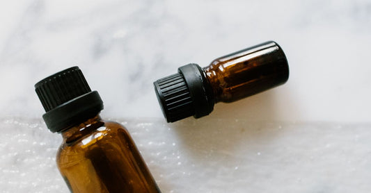 Flache Lage verschiedener Flaschen mit ätherischen Ölmischungen auf einem Holztisch – Leitfaden how to choose essential oil blends