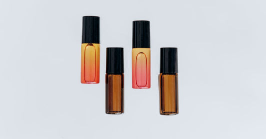 Best Essential Oil Blends 2026: Flaschen mit ätherischen Ölmischungen auf einem Holztisch in Deutschland