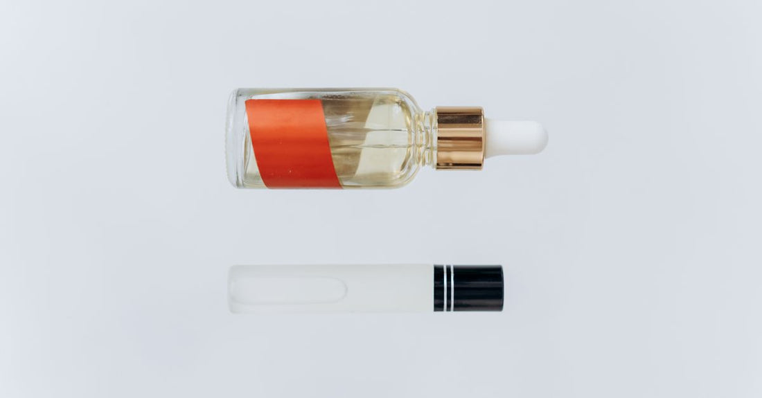 Verschiedene Serumflaschen auf einer Marmoroberfläche – how to choose serums für jeden Hauttyp