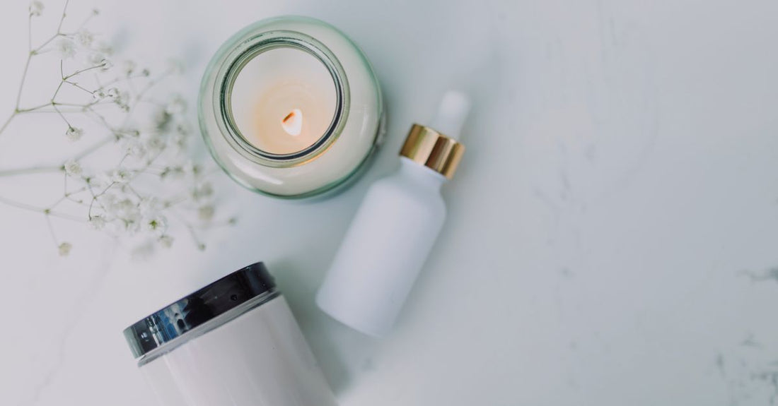 Verschiedene Toner- und Gesichtswasser-Flaschen auf einer Marmoroberfläche – Auswahlhilfe für how to choose toner & gesichtswasser