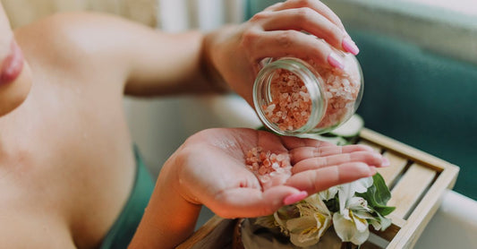 Gesichtspeeling-Produkt in einem Glasbehälter, ideal für ein sicheres DIY-Peeling gegen Mitesser