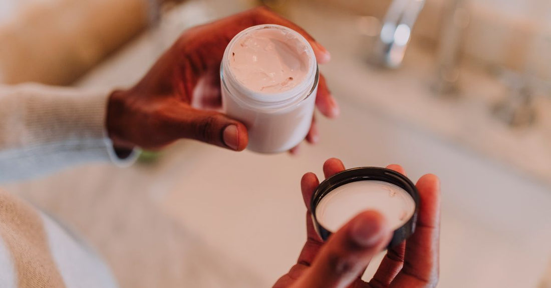 Feuchtigkeitspflege fürs Gesicht Buying Guide: Cremetiegel im Badezimmer