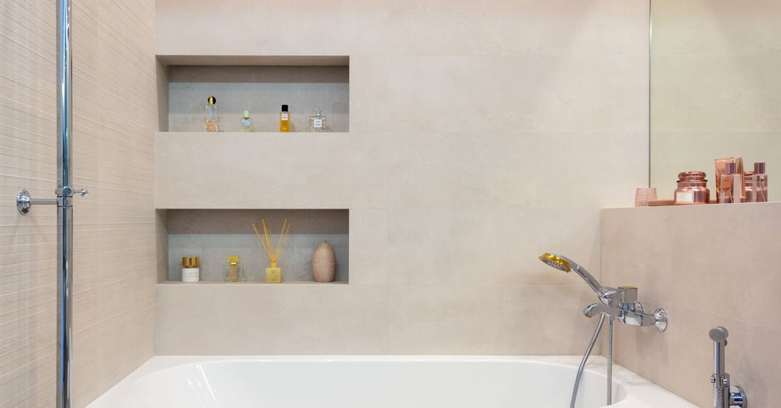Verschiedene Body-Wash-Flaschen auf einem Badezimmerregal, die die besten Body Washes 2026 zeigen.