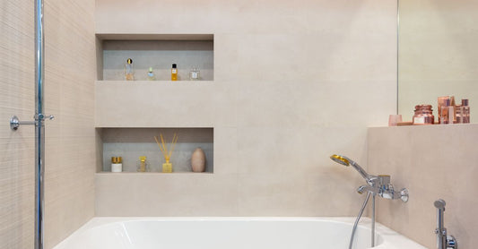 Verschiedene Body-Wash-Flaschen auf einem Badezimmerregal, die die besten Body Washes 2026 zeigen.