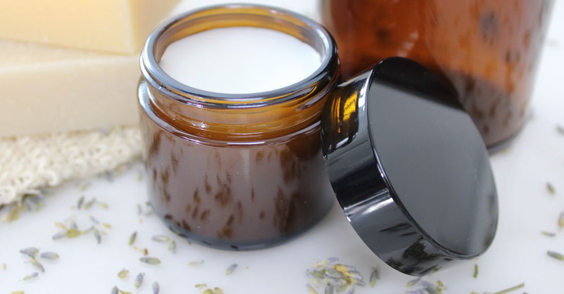 Beste Make-up Reinigungscremes 2026: Ein Glas mit cremigem Reinigungsbalsam auf einem Marmortisch.