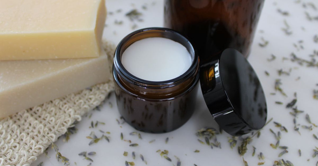 Ein Glas Reinigungscreme auf einer Marmorplatte mit einem Holzspatel, makeup cleansing creams buying guide