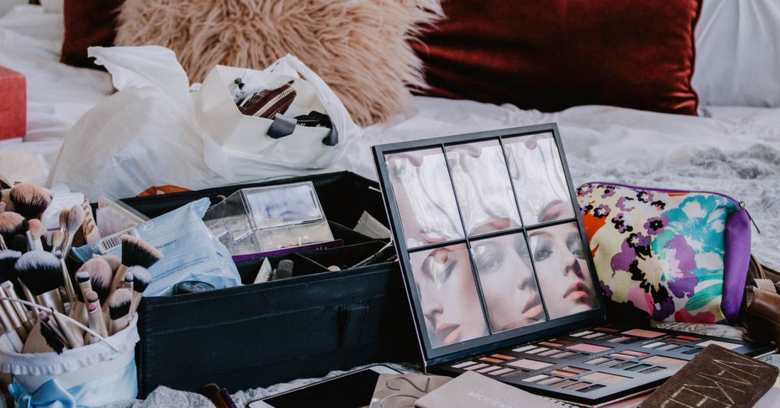 Where to buy cosmetic bags online – stilvolle Kosmetiktasche aus Leinen mit Reißverschluss auf hellem Hintergrund