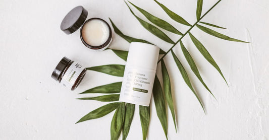 Verschiedene Salbentiegel auf weißem Hintergrund – Ointments Buying Guide 2026