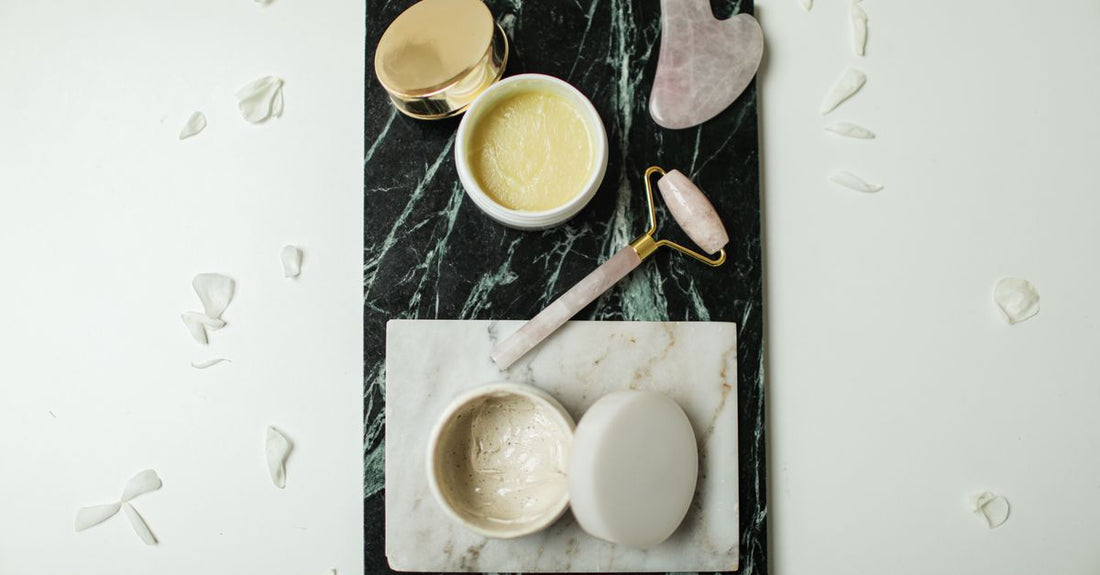 Feuchtigkeitscreme-Tiegel auf Marmor mit Inhaltsstoffliste – how to choose moisturizers