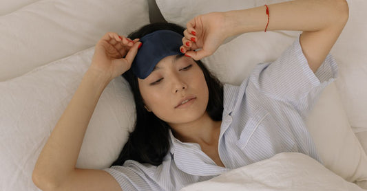 Beste Sleeping Masks 2026: Ein Glasgefäß mit einer reichhaltigen Nachtmaske, umgeben von natürlichen Inhaltsstoffen wie Calendula-Blüten.