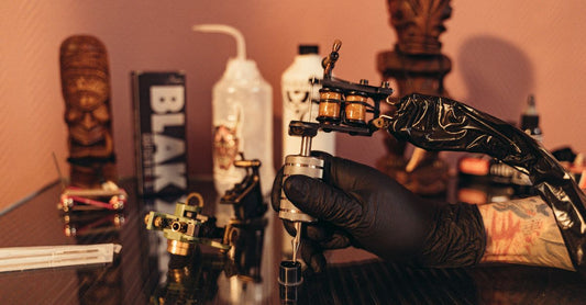 Verschiedene Tattoo-Farben in Flaschen auf einem Tisch – beste Tattoo-Farben 2026 im Vergleich