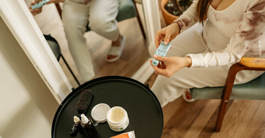Eine Tube antimykotische Creme zur Fußpilz-Behandlung auf weißem Hintergrund