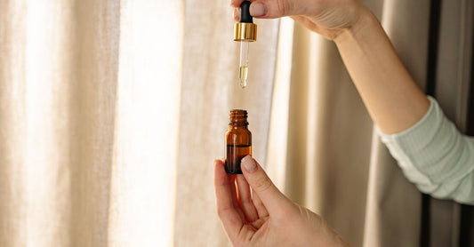 Vitamin E Serum Flasche mit Pipette auf Marmoroberfläche – Vitamin E Buying Guide für die richtige Auswahl